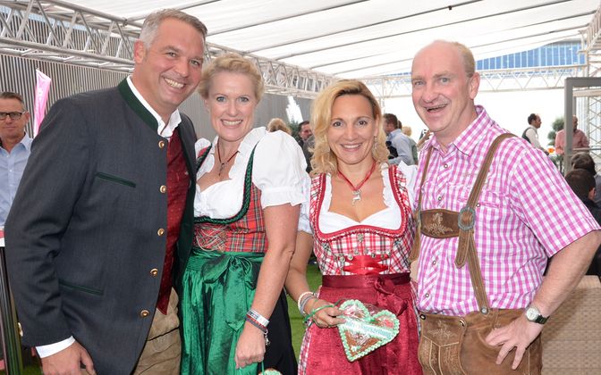 Patrick Dierich (Flughafen Marketing) mit Frau Alison und Kinderarzt Thomas Müller mit seiner Frau Janette.