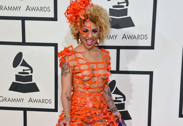 Joy.. wer? Das mit Abstand seltsamste Outfit des Abends trug Sängerin und Model Joy Villa. Das Kleid, dass die Bezeichnung aufgrund von akutem Stoffmangel kaum verdient, erinnert ein wenig an ein Orangen-Netz.