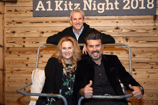 A1 Kitz Night: Ex-Nationaltorhüter Michael Konsel (hinten) mit Schauspieler Mike Galeli und dessen Frau Renate.