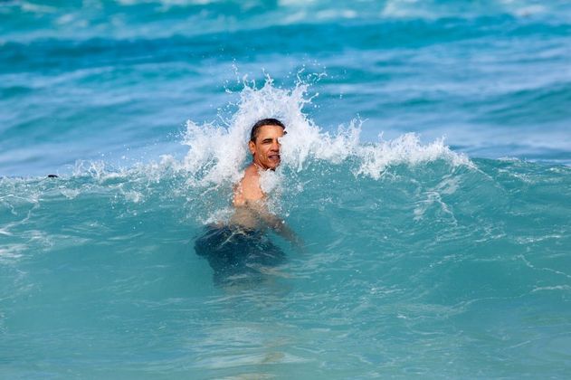 Auch Schwimmen tut der Figur gut. Das Jahr 2012 hat Barack Obama feuchtfröhlich in seiner Heimat Hawaii eingeläutet.