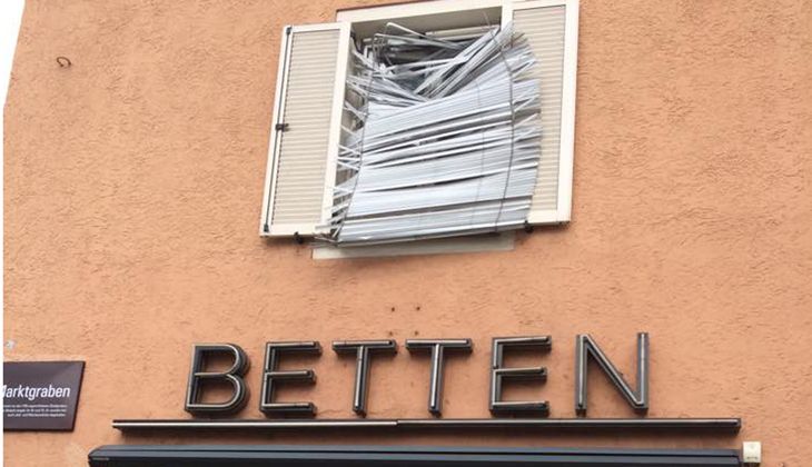 Der Wind ließ in Innsbruck sogar Scheiben bersten.