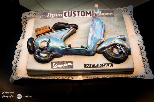 Zum diesjährigen 70. Geburtstag der Vespa wurde schon bei der "Vespa Alpen Costum Show" eine passende Torte angeschnitten.