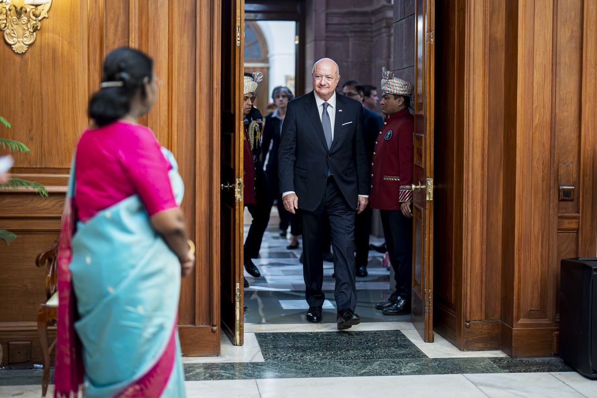 Kanzler Stocker kritisiert Trump: „Mit Bomben ist eine friedliche Lösung schwer“