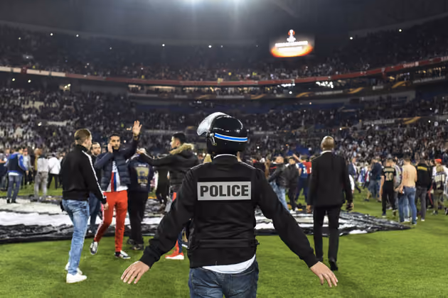 Zahlreiche verschreckte Fans flüchteten auf den Rasen.