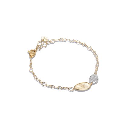 Wer die Welt von Marco Bicego betritt, wird auf der Suche nach Weihnachtspräsenten fündig. Etwa mit 18-Karat-Gelbgold-Armbändern oder -Ohrsteckern aus der Kollektion Lunaria – gesehen bei Juwelier Armbruster in Seefeld. 