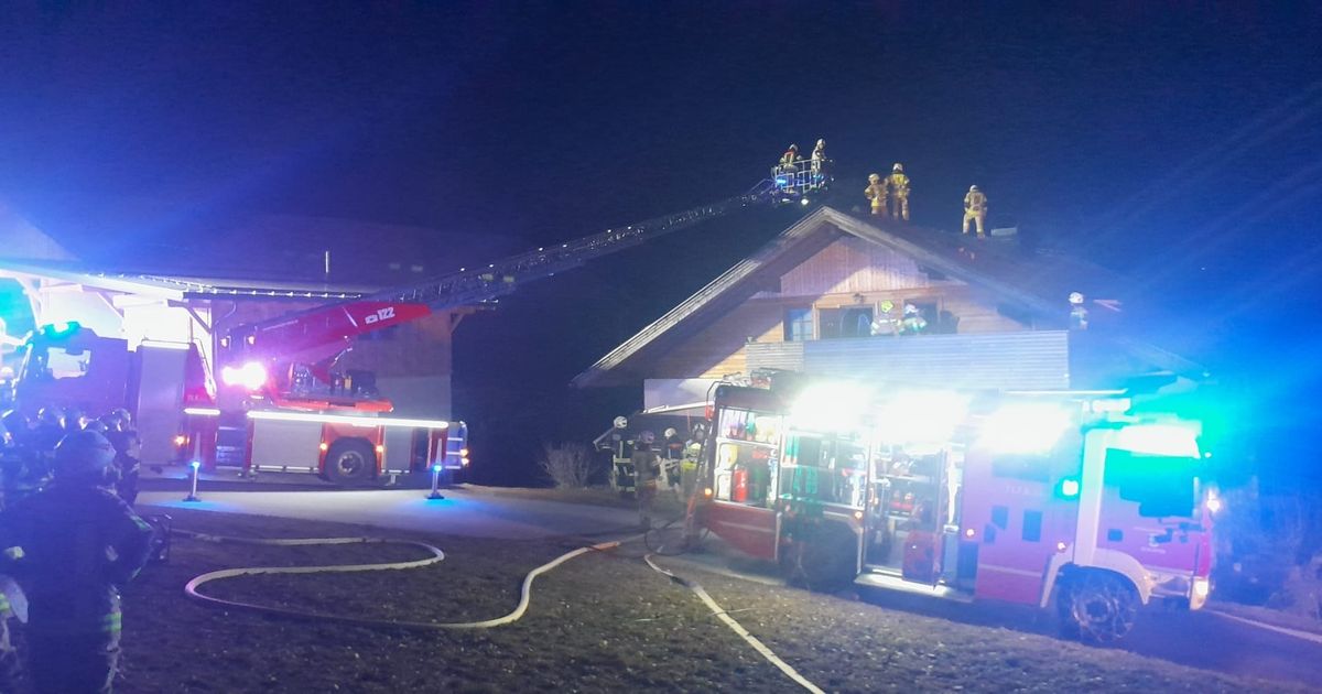 100-Feuerwehrleute-in-Schlaiten-im-Einsatz-K-che-in-Bauernhaus-geriet-in-Brand