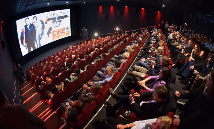 Und auch in Lienz füllte sich der Saal mit zahlreichen Bond-Fans.