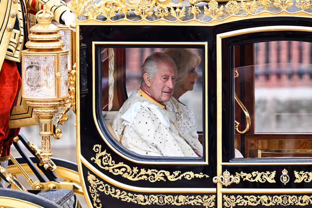 In der Diamond-Jubilee-Kutsche fuhren König Charles und Königin Camilla vom Buckingham Palast zur Westminster Abbey.