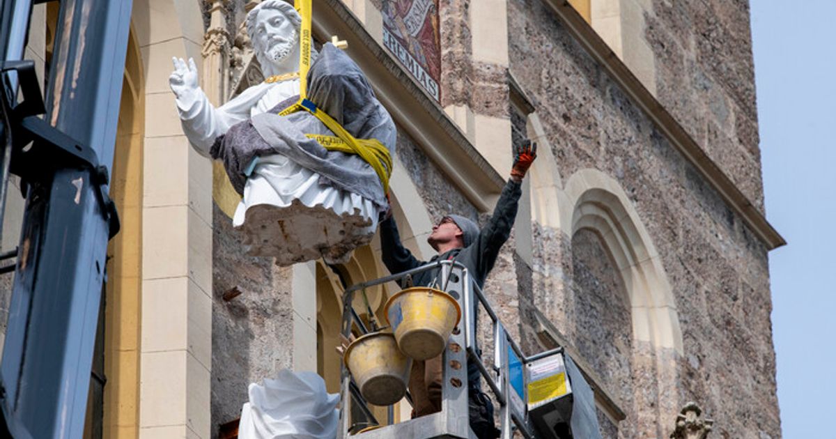-Ein-bewegender-Moment-Historische-Figuren-nach-St-Nikolaus-zur-ckgekehrt