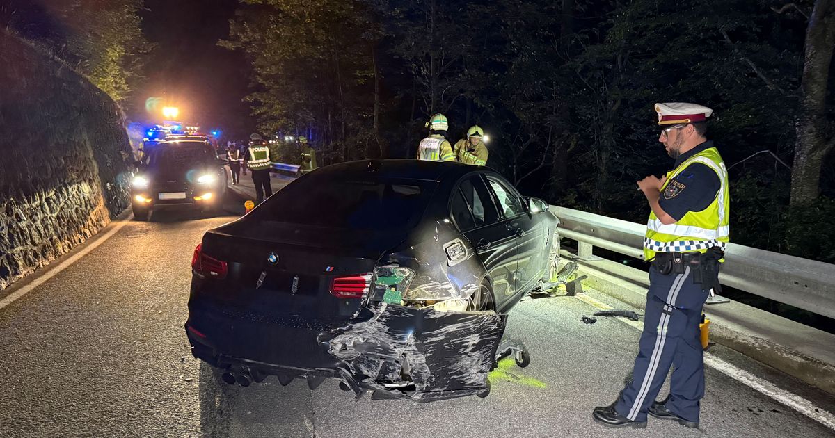 Zwei-Verletzte-bei-Unfall-auf-Alpbacher-Stra-e-Sportwagen-krachte-gegen-Mauer-und-Leitschiene