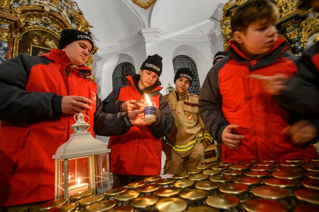 Die Feuerwehrjugend verteilt Friedenslichter.