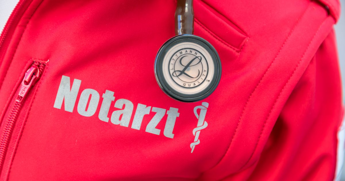 Auto-geriet-auf-Schneefahrbahn-ins-Schleudern-Unfall-in-K-ssen-fordert-zwei-Verletzte