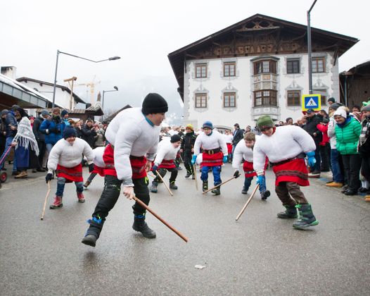 Zuerst die Kleinen, dann die Großen: Action pur gab es beim Wampelerreiten in Axams.