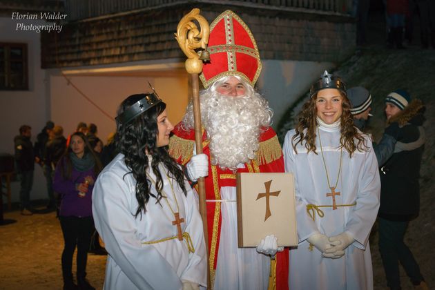 Der Nikolaus mit zwei Engerl in Leisach.