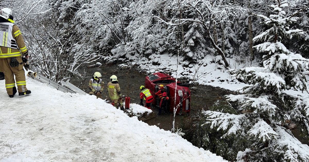 Zwei-Verletzte-bei-Autoabsturz-in-die-Aschauer-Ache