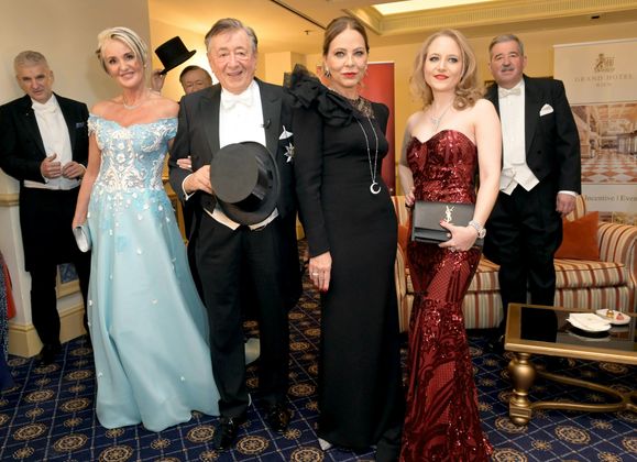 Karin Karrer, Richard Lugner, Ornella Mutti und Richard Lugners Tochter Jaqueline vor dem Dinner.
