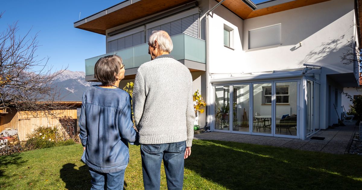 Tiroler-Paar-vor-H-rden-Von-der-Schwierigkeit-sich-im-Alter-wohnlich-zu-verkleinern