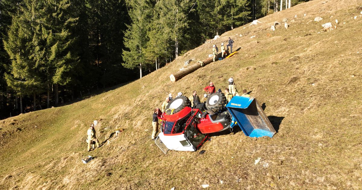 verletzt-und-bewusstlos-24-j-hriger-in-walchsee-von-abst-rzendem-traktor-mitgerissen