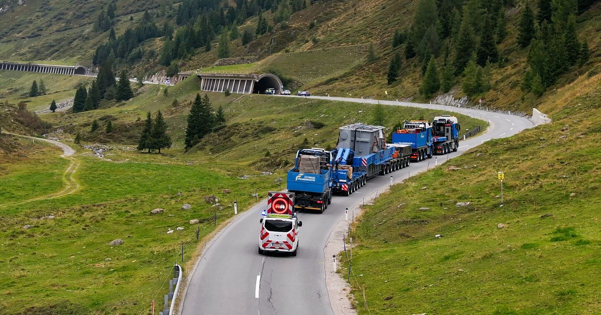 Ein-echter-Schwertransport-140-Tonnen-Trafo-erreicht-Kraftwerks-Kaverne-K-htai
