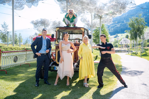 Stefan Isser (Geschäftsführer der D. Swarovski Tourism Services GmbH), Lili Paul-Roncalli und Carla Rumler (Cultural Director Swarovski und Kuratorin Swarovski Kristallwelten) mit Clown Anatoli Akerman (oben) und Jongleur Albert Tröbinger (v.l.n.r.).