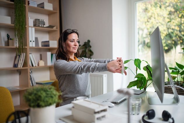 Kurze Ausgleichsübungen regen die Durchblutung an und sind gerade im Homeoffice leicht umsetzbar.