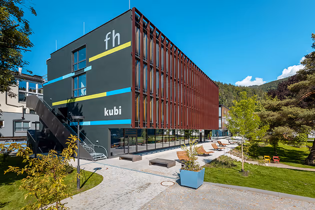 Geführte Rundgänge durch das FH-Gebäude bieten einen guten Einblick in den Hochschulalltag und das Leben am Campus.