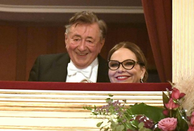 Und schon strahlten Lugner und Muti aus der Loge.