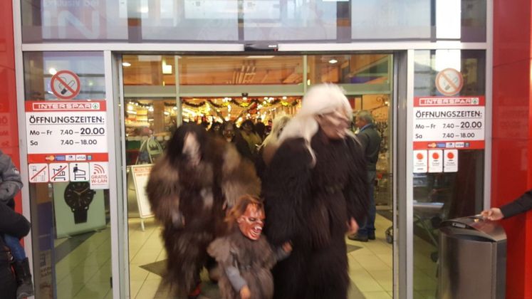 Krampusse beim Interspar in Nußdorf-Debant.