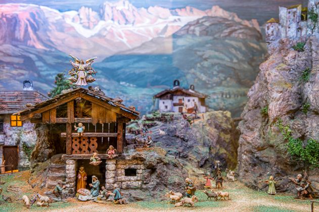 Tiroler Krippe von Anfand ds 20. Jahrhunderts, Figuren von Stefan Plankensteiner aus Bruneck.