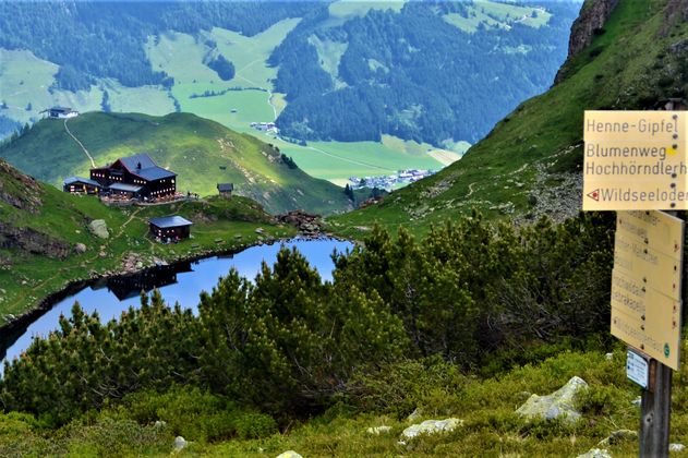 Der Wildsee mit Schutzhütte bei Fieberbrunn in den Kitzbühler Alpen.