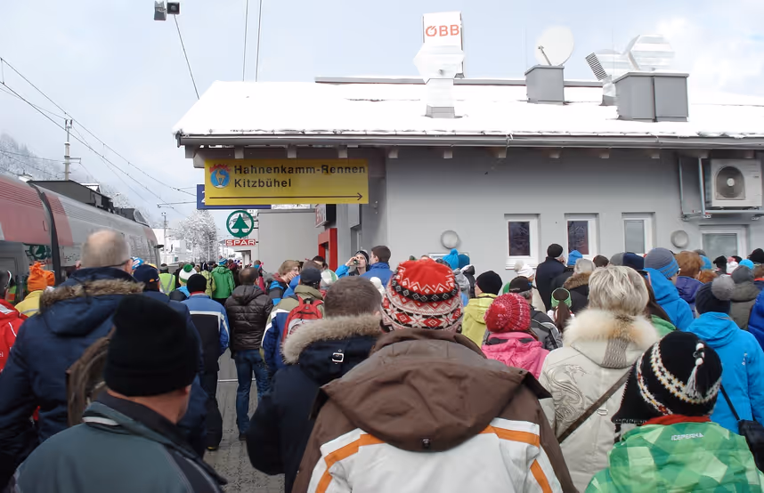 Hahnenkammrennen sind Herausforderung für Straße und Schiene