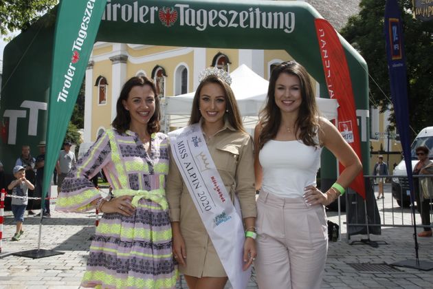 Miss Alpin 2020 Lisa Chitana Harasser (Mitte) mit Miss-Alpin-Veranstalterinnen Kati Pletzer-Ladurner (l.) und Romana Exenberger.