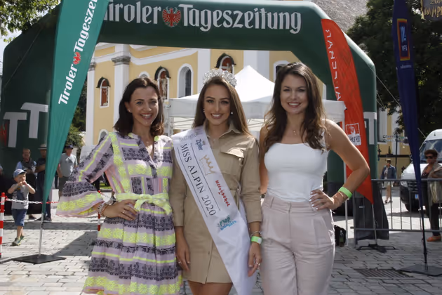 Miss Alpin 2020 Lisa Chitana Harasser (Mitte) mit Miss-Alpin-Veranstalterinnen Kati Pletzer-Ladurner (l.) und Romana Exenberger.