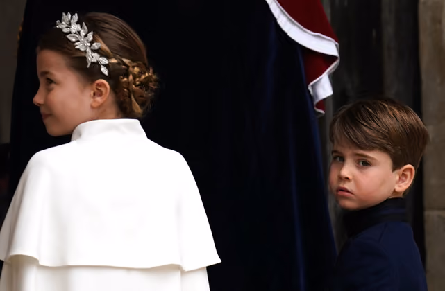 Eine zweistündige Krönung in der Kirche scheint den 5-Jährigen nicht zu begeistern. Seine Schwester gibt im Halt. 