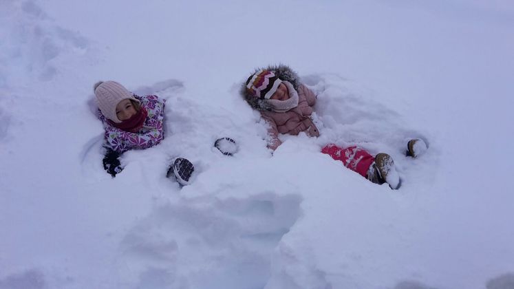 Die Kinder im Kindergarten Untermieming versinken im Schnee.