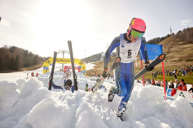 Kurz vor dem Finish wartete das letzte Hindernis in Form von aufgeschütteten Schneehaufen auf die Teilnehmer:innen. 