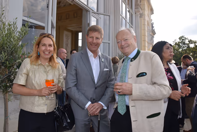 Julia Zleptnig mit Julian Hadschieff (M., PremiQuaMed) mit Andreas Khol (Nationalratspräsident a. D.).