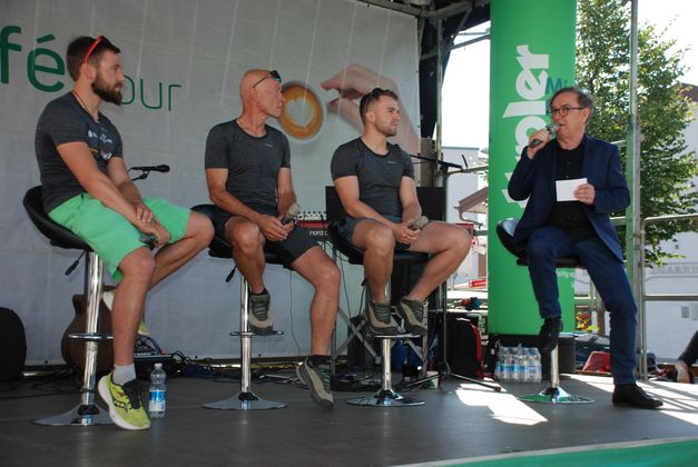 Die Pakistan-Heimkehrer Lukas, Alfred und Vincent Wörle waren das Highlight des Vormittags. Interviewt wurden sie von TT-Redakteur Helmut Mittermayr (v. l.).
