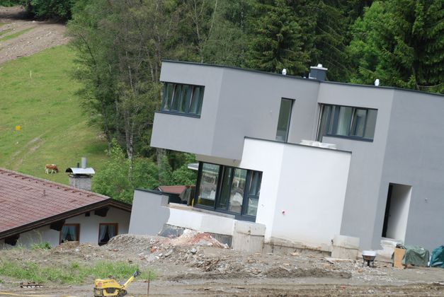 Dieses Haus etwa wurde von der Mure regelrecht umgestoßen.