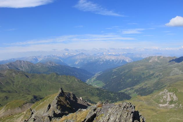 Ausbilck von den Tarntalerköpfe mit Blick über Navis ins Gschnitztal.