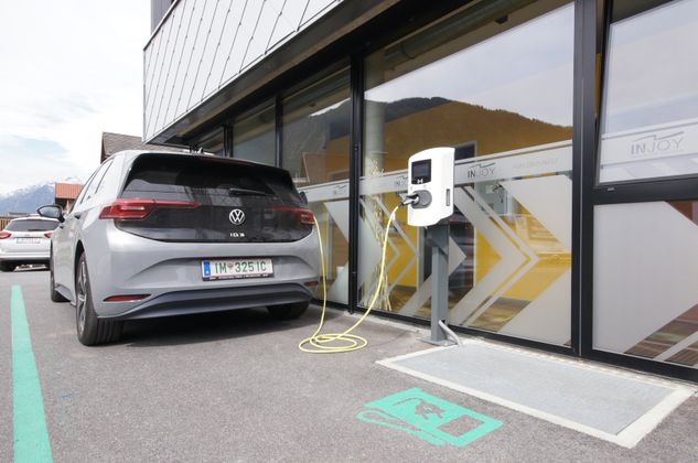 Die neue E-Tankstelle „da eMobile“ direkt am Studiogelände bietet Platz für zwei Fahrzeuge. Die zwei Ladestadionen sind 24 Stunden erreichbar und für alle Karten offen. 