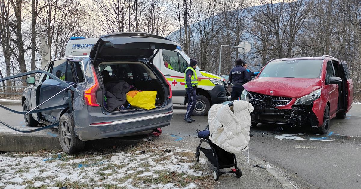 Zwei-Autos-prallten-bei-Kreuzung-im-Zillertal-aufeinander-Vier-Kinder-verletzt