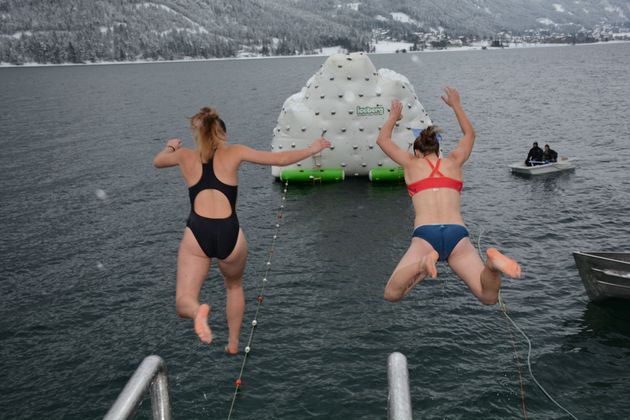 Über 40 Silvesterschwimmer starteten auch heuer wieder eiskalt ins neue Jahr.