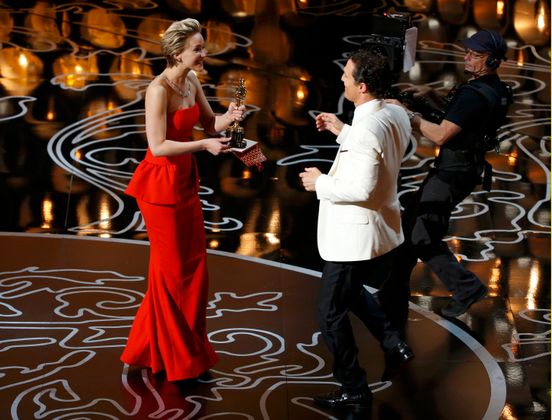 Jennifer Lawrence überreichte Matthew McConaughey seinen Oscar, den er sich mit seiner Rolle in Dallas Buyers Club erspielt hat.