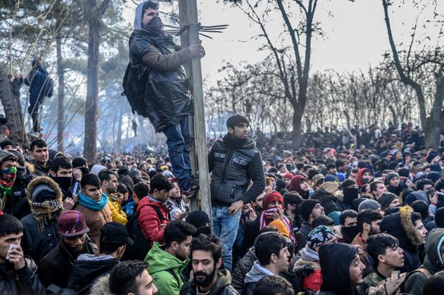 Tausende Migranten drängen sich in einer Pufferzone an der türkisch-griechischen Grenze.