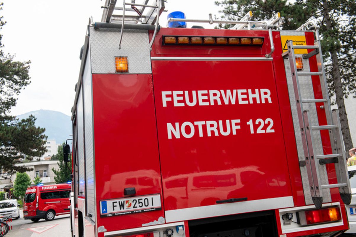 Explosion auf Betriebsgelände in Brixlegg: Schlackenbrocken flogen 60 Meter weit