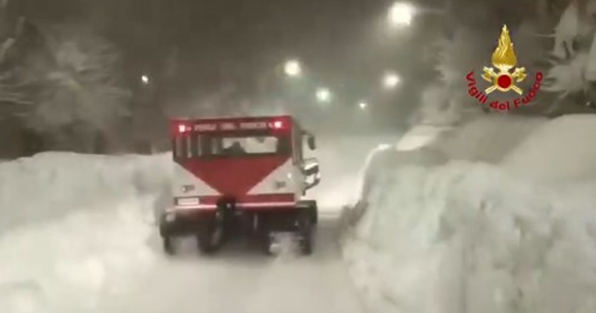 -Wand-aus-Schnee-Hotelg-ste-sa-en-in-Italien-24-Stunden-lang-fest