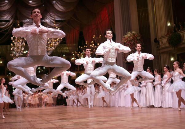 Hohe Sprünge, elegante Bewegungen.