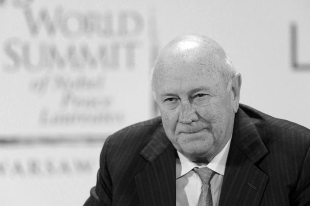 11. November: FREDERIK WILLELM DE KLERK (✞ 85) | Er galt als der „Gorbatschow Südafrikas" – der ehemalige Präsident leitete 1989 mit einem radikalen Reformkurs die Abschaffung des rassistischem Apartheid-Regimes am Kap ein. Er ließ den Ex-Staatsfeind Nummer eins, Nelson Mandela, frei und führte mit ihm den friedlichen Machtwechsel herbei. Dafür erhielten sie 1993 gemeinsam den Friedensnobelpreis. Er verstarb an den Folgen einer Krebserkrankung.