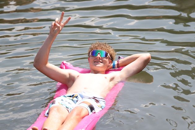 ABD0036_20230817 - ST. P÷LTEN - ÷STERREICH: ZU APA0148 VOM 17.8.2023 - Ein Besucher des Frequency Festivals in St. Pˆlten am Donnerstag, 17. August 2023. Rund 150.000 erwartete Besucherinnen und Besucher werden ab heute drei Tage lang mit Kl‰ngen aus den diversesten Genres begl¸ckt. - FOTO: APA/FLORIAN WIESER